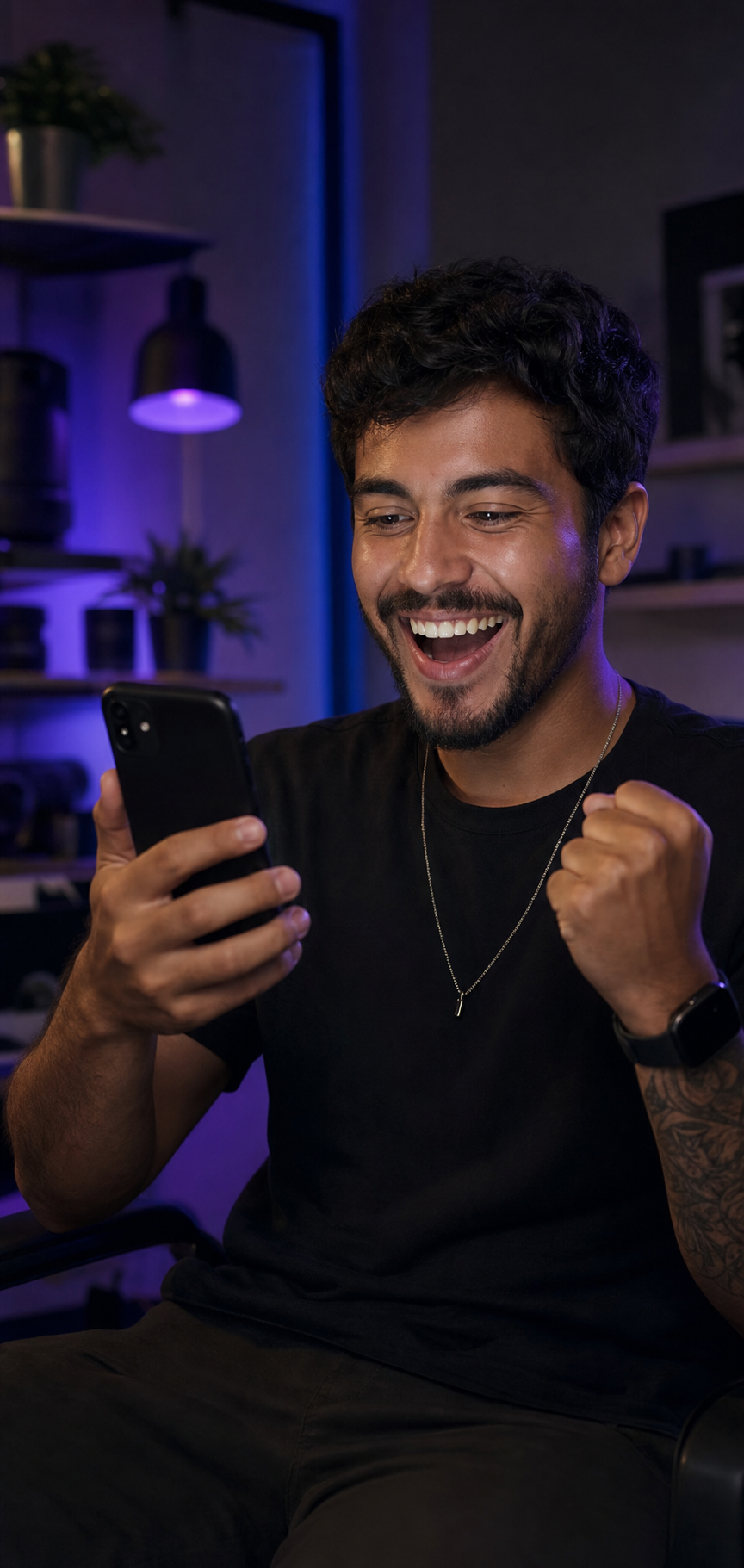 Pessoa feliz olhando para o celular depois de ver um corte viral